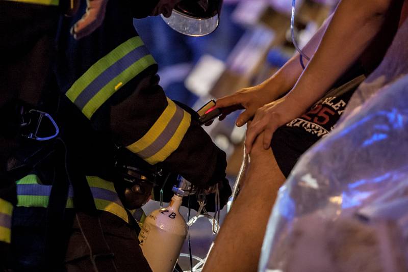 Na Dašické ulici v Pardubicích sice "jen" doutnalo jídlo, ale hasiči zachraňovali jeho obyvatele, který se nadýchal kouře. 