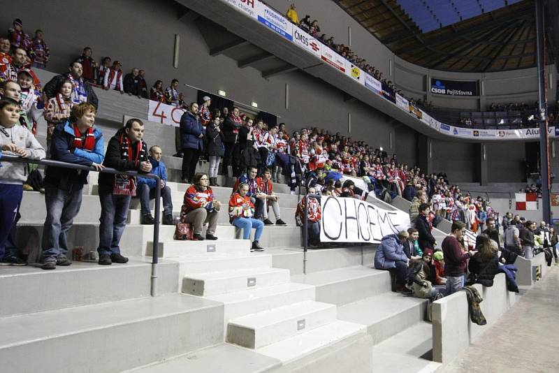 Pardubickým fanouškům vadí vedení hokejového klubu. Na protest proti vedení klubu v první třetině odešla polovina Jižní tribuny.