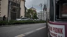 Nehoda trolejbusu a autobusu zablokovala provoz směrem z centra k na Masarykovo náměstí. Řidiči si poradili. Místo objížděli po chodníku kolem kostela.