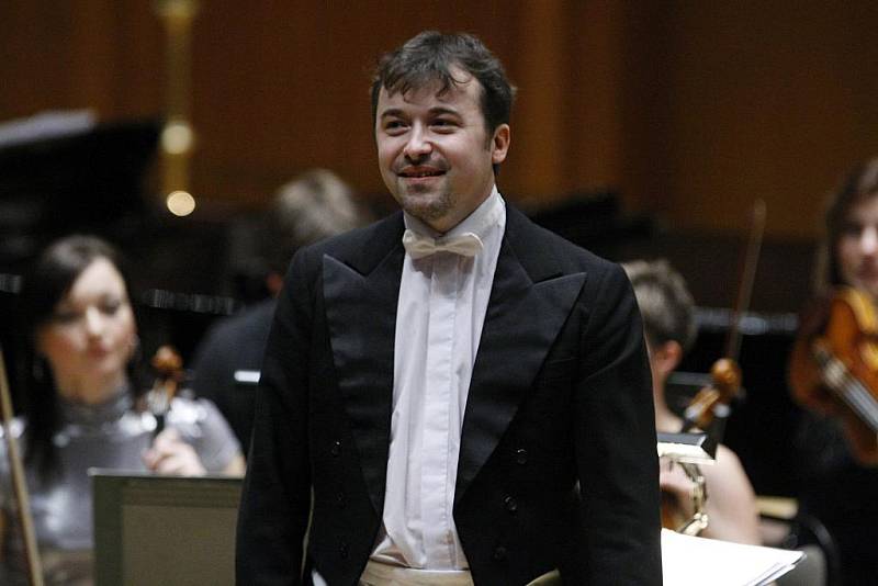 Komorní filharmonie Pardubice vstoupila do nového roku 2010 dvojicí tradičních Tříkrálových koncertů v Domě hudby. 
