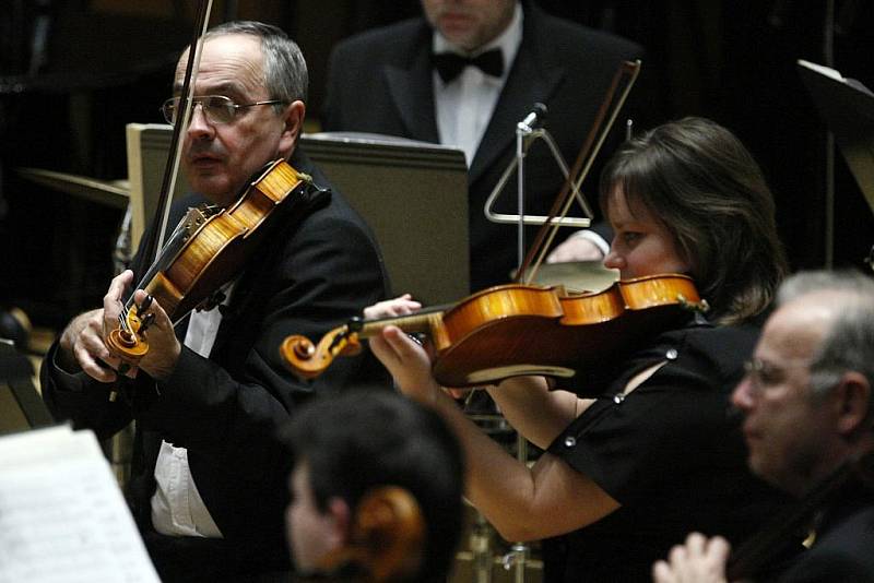 Komorní filharmonie Pardubice vstoupila do nového roku 2010 dvojicí tradičních Tříkrálových koncertů v Domě hudby. 