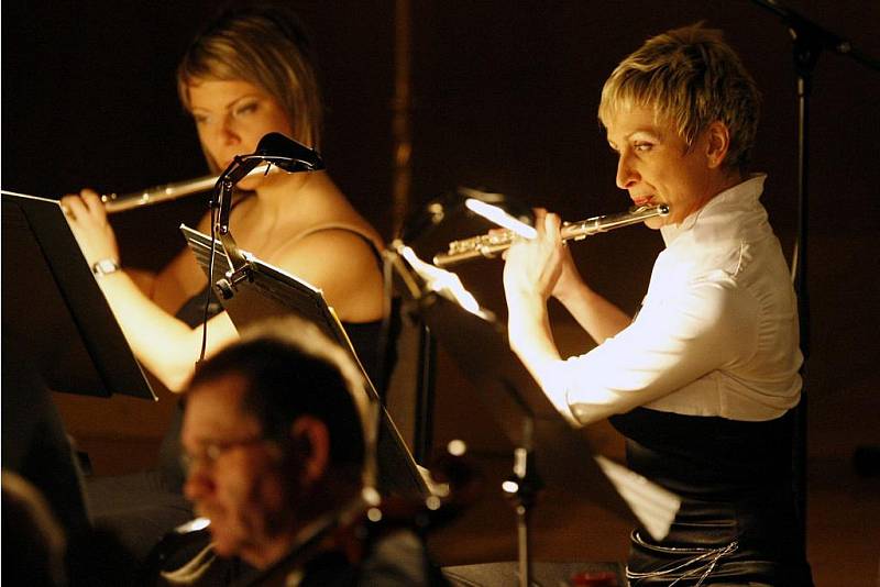 Komorní filharmonie Pardubice vstoupila do nového roku 2010 dvojicí tradičních Tříkrálových koncertů v Domě hudby. 