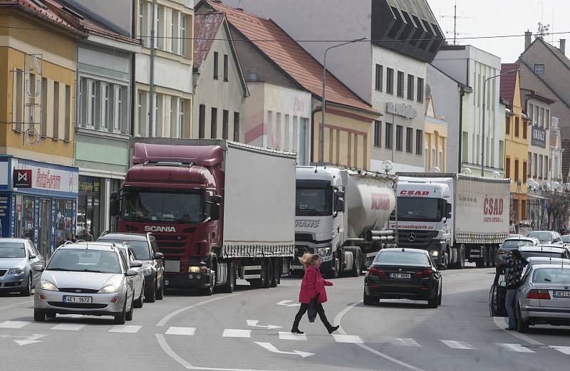 V Holicích začala oprava kruhové křižovatky. Veškerá doprava z Pardubic i Hradce Králové tak nyní směřuje přes centrum města.