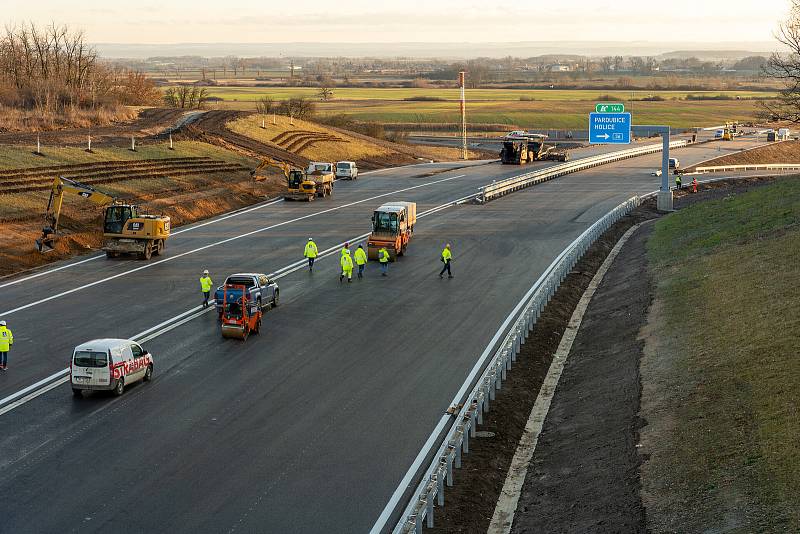 Jedná se o první z řady dálničních úseků, které nahradí kapacitně a bezpečnostně již nedostačující silnici I/35.