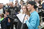 Freestyle motokrosař Filip Podmol přeskakoval slavnou překážku na dostihovém závodišti v Pardubicích. V rámci akce Barth Day předvedl divákům řadu svých triků.