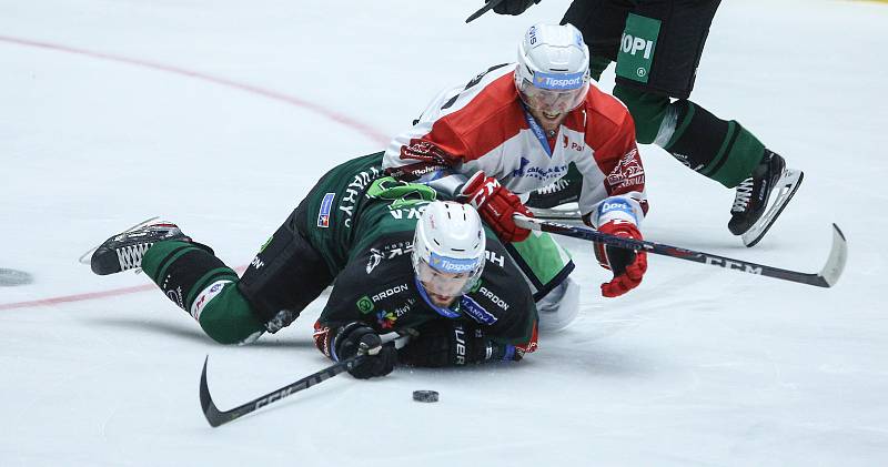 Hokejové utkání Tipsport extraligy v ledním hokeji mezi HC Dynamo Pardubice (v bílém) a HC Energie Karlovy Vary (v černozeleném) v pardudubické Enteria areně.