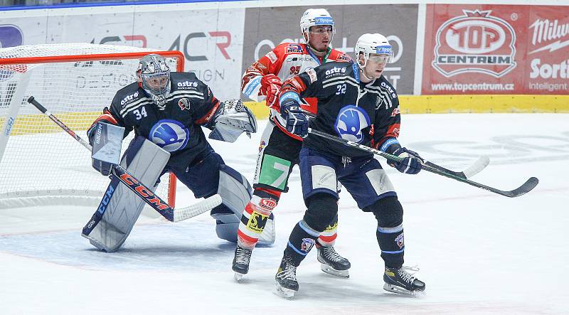 Utkání Tipsport extraligy v ledním hokeji mezi HC Dynamo Pardubice (v bíločerveném) a HC Škoda Plzeň (v černém) v pardubické enterie areně.