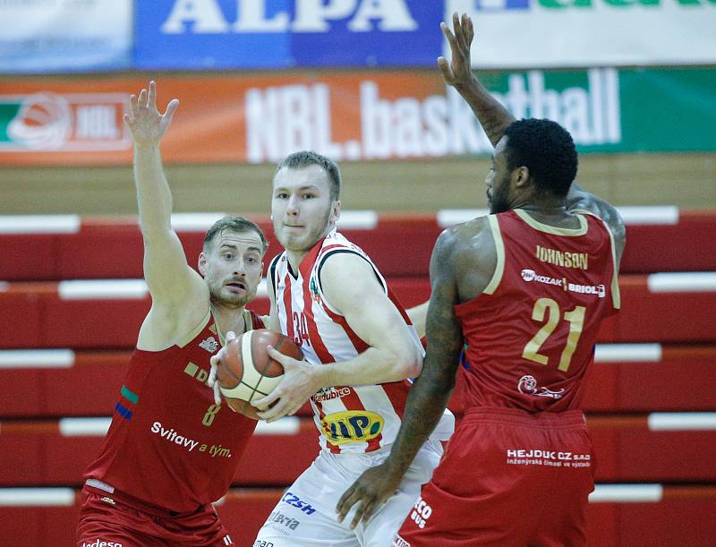 Basketbalové utkání Kooperativy NBL mezi BK JIP Pardubice (v bíločerném) a BK DEKSTONE Tuři Svitavy (v červeném) v pardubické hale na Dašické.