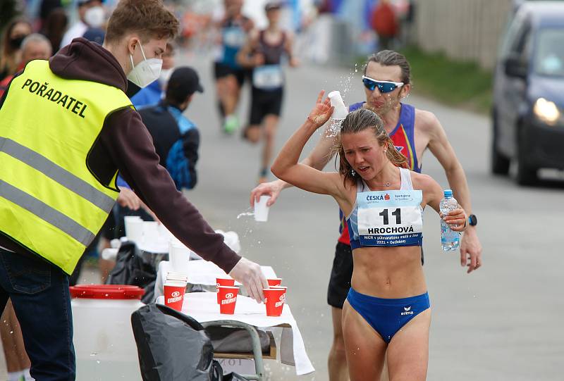 Mistrovství České republiky v půlmaratonu vyhráli Vít Pavlišta (číslo1) a Tereza Hrochová (číslo 11).