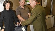 Ředitel Krajského vojenského velitelství Pardubice pogratuloval vítězům, kteří se zúčastnili výtvarné soutěže POKOS.