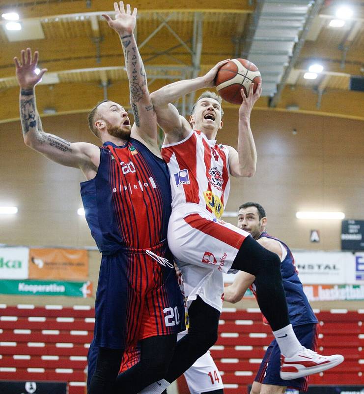 Pardubičtí basketbalisté (v pruhovaném) skončili v loňské sezoně na šesté příčce.