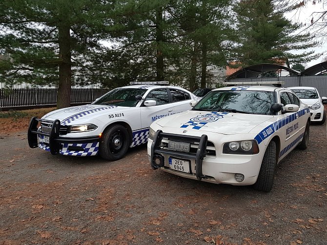 Bohdanečtí strážníci se pyšní policejním speciálem Dodge Charger V8 5.7 hemi AWD. Ve flotile tak mají dva Chargery, první slouží již přes 12 let.