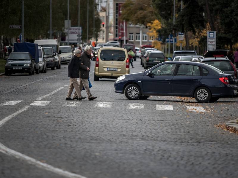 Kolem centrálního pardubického hřbitova panuje doslova dopravní zmatek. Po kapsářích a zlodějích další nebezpečí, které na návštěvníky mířící k hrobům čeká. 