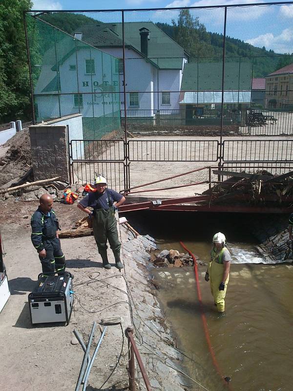 Dobrovolní hasiči z Lázní Bohdaneč pomáhají v zaplavené Svobodě nad Úpou, místní části Maršov.
