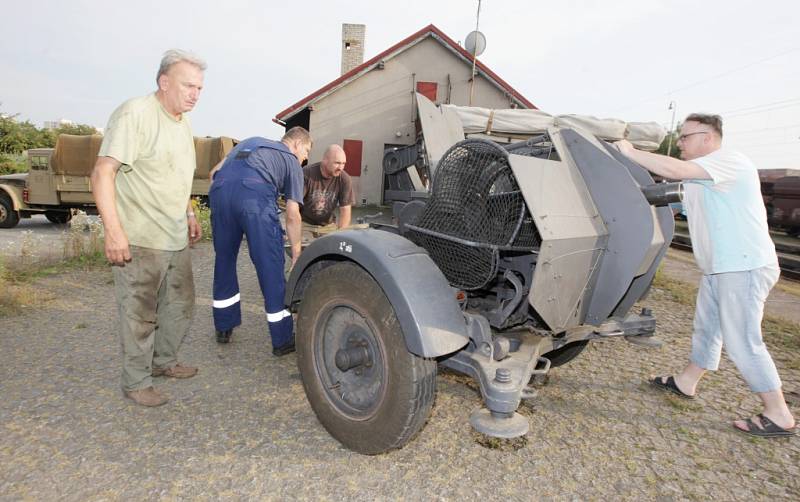 Nakládání Tatry 111 je delikátní záležitost. Uveze ale zároveň Jeep i protiletadlovou "dvacítku" 