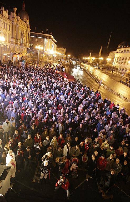 Dvacet let výročí Sametové revoluce si před pardubické divadlo přišly připomenout tisíce lidí.