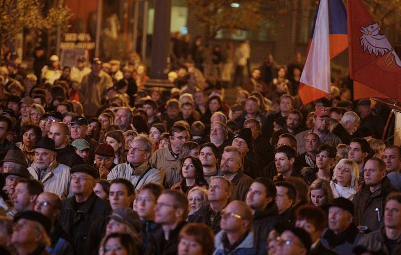 Dvacet let výročí Sametové revoluce si před pardubické divadlo přišly připomenout tisíce lidí.