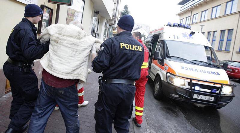 Postarší muž se v podnapilém stavu zranil při pádu. Se policisty a posléze i záchranáři se chtěl dokonce i prát.