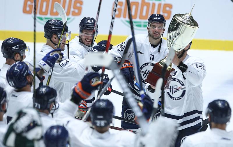 Hokejové utkání Memoriálu Zbyňka Kuséhp mezi HC Dynamo Pardubice (v červeném) a HC Košice (v bílomodrém) v pardubické ČSOB pojišťovna ARENĚ.