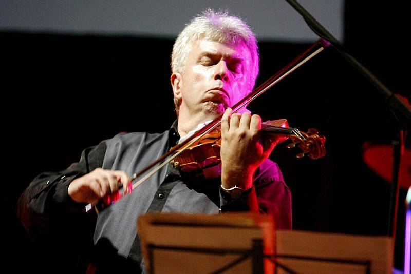 HRÁL JAKO O ŽIVOT. Houslista Jaroslav Svěcený se spojil s klávesistou Michalem Dvořákem a dalšími muzikanty na mimořádném projektu Vivaldianno.