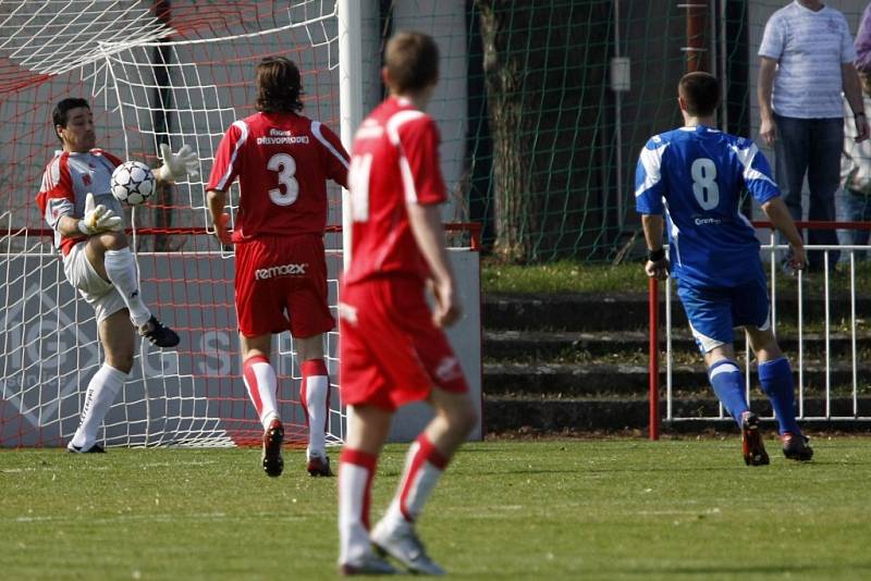 DEBAKL. Druhý poločas ale přinesl domácím šokující průběh. Nejprve neproměnili tři velké šance, pak byl za faul ve vápně vyloučen Hlava a navíc ze hry musel odstoupit zraněný Třešňák.