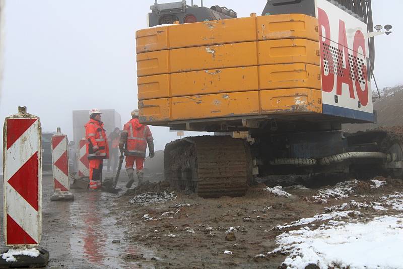 Stavbaři zakládají jeden ze dvou mostů na 3,4 kilometrů dlouhé trase přeložky I/36 Časy – Holice.