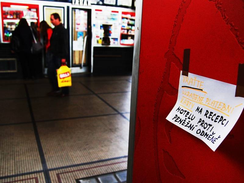 V nádražní hale upozorňuje na řádění kapsářů i cedulka, slibující odměnu za ukradené platební karty