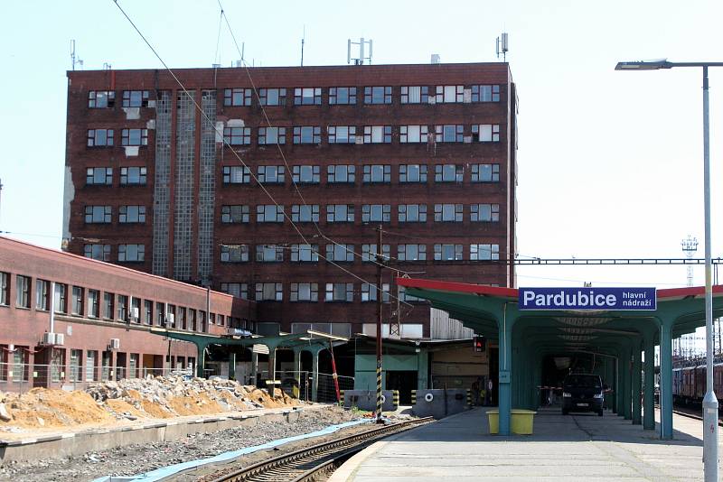 Stavbaři by modernizaci pardubického železničního uzlu měli dokončit v prosinci 2024.