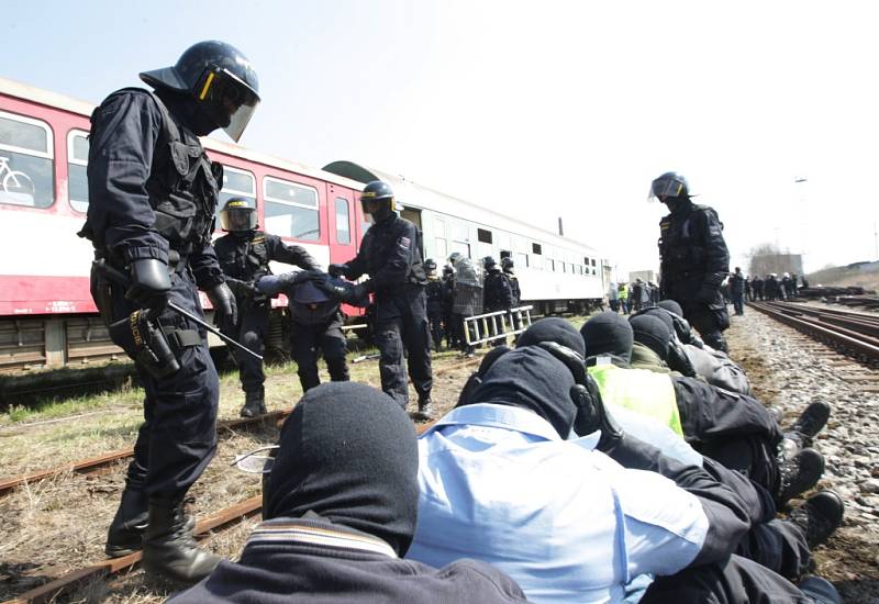 Příprava na EURO 2012. Policie v České Třebové se připravuje na fotbalové chuligány.