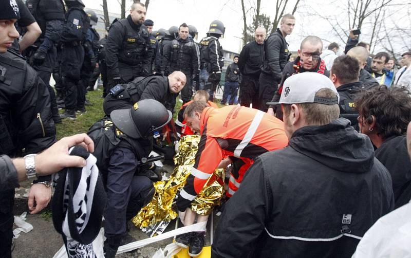 Ošetřování zraněné ženy v hradeckém kotli. 