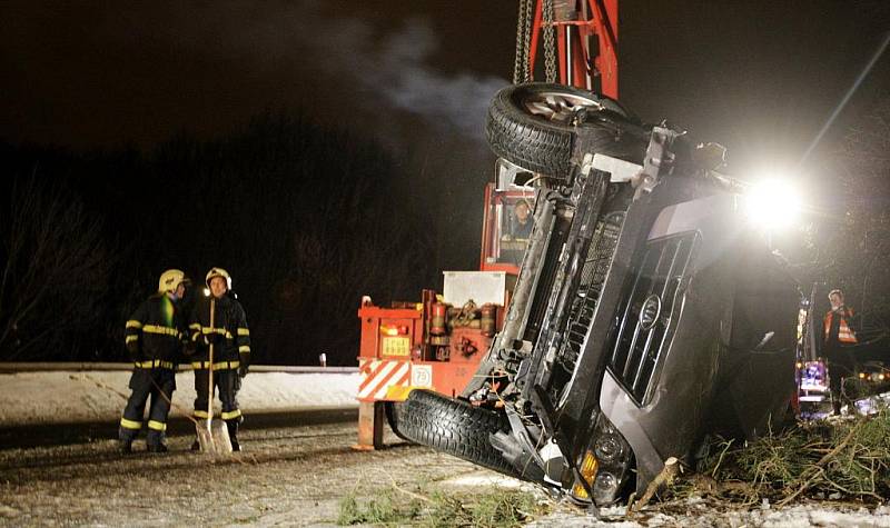 Hasiči museli havarovaný vůz z lesa vytáhnout jeřábem. Řidič karambol přežil s velkou dávkou štěstí. 