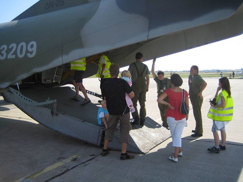 Hasiči z Holic asistovali i na leteckém dnu - pomáhali postiženým
