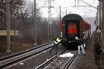 Muže přecházejícího koleje pár metrů od podchodu srazil vlak. Nepřežil