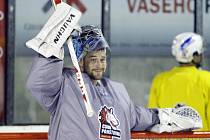 SLOVENSKÝ KRÁL. Pardubice v Linköpingu sice prohrály, ale Tomáš Halász podal neuvěřitelný výkon, ze 39 střel pustil za záda jenom dvě. Chytal fantasticky! 