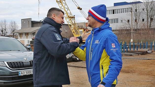 Hejtman Martin Netolický strávil pět hodin s uprchlíky v ukrajinském Užhorodu. Setkání s náčelníkem profesionálních hasičů.