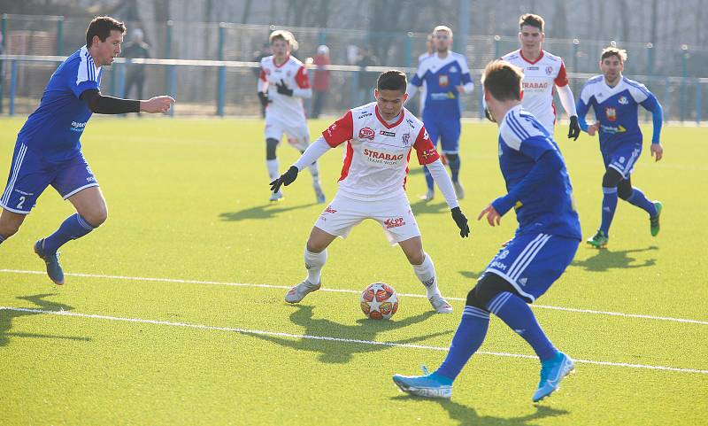 Přípravné utkání Fortuna národní ligy mezi FK Pardubice (ve červenobílém) a FC Velké Meziříčí (v modrém) na hřišti v Ohrazenicích v Pardubicích.