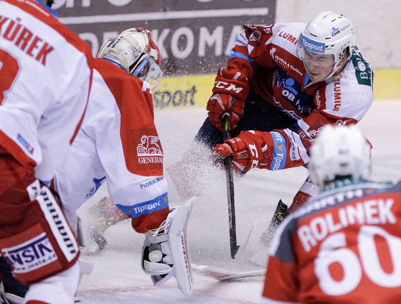 Hokejové utkání Tipsport extraligy v ledním hokeji mezi HC Dynamo Pardubice (červenobílém) a HC Olomouc (v bíločerveném) v pardudubické Tipsport areně.