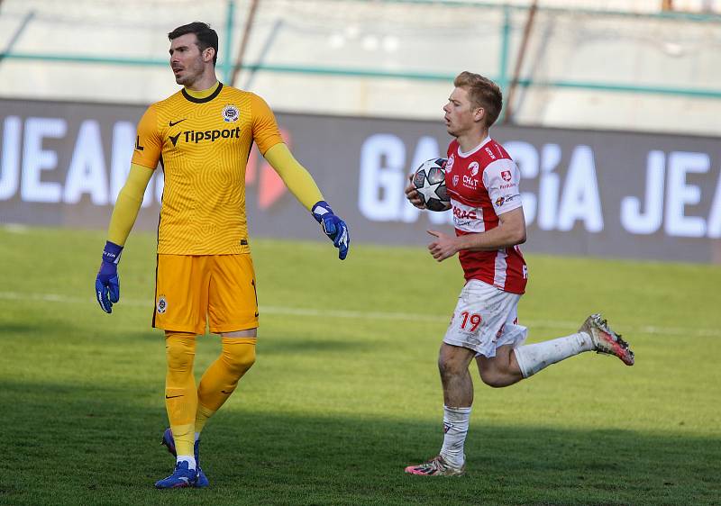 Fotbalové utkání Fortuna ligy mezi FK Pardubice (v červenobílém) a AC Sparta Praha ( v bíločerném) na Městském stadionu Ďolíček v Praze.