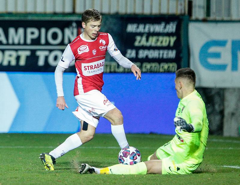 Fotbalové utkání Fortuna ligy mezi FK Pardubice (v červenobílém) a FC Zbrojovka Brno ( v černém) na Městském stadionu Ďolíček v Praze.