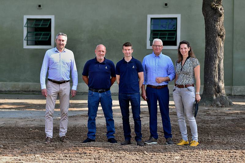 V úterý navštívili hřebčín v Kladrubech nad Labem zástupci královských stájí v Dánsku, aby si vybrali další starokladrubské koně pro ceremoniální službu.