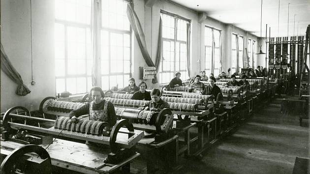 Dělnice montující ústředny, rok 1932.