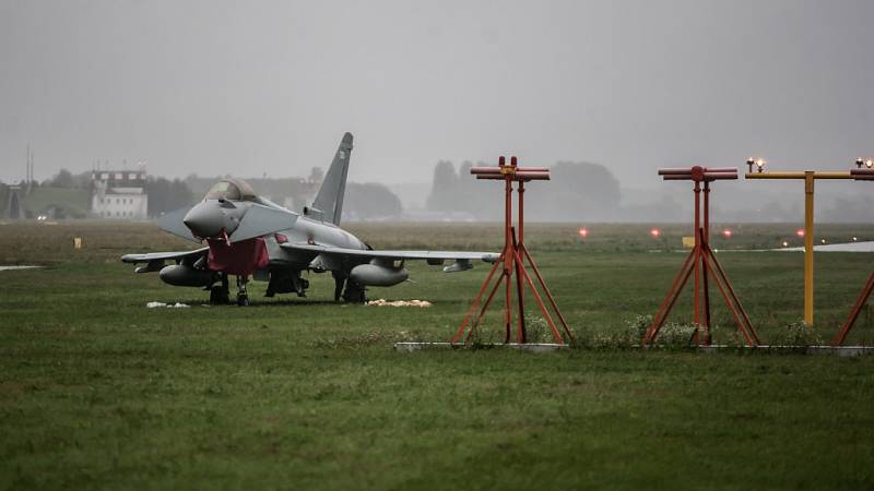 Britská stíhačka Eurofighter nezvládla v Pardubicích přistání. Pilot přejel dráhu letiště.
