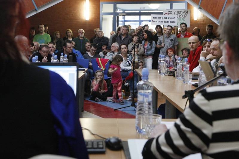 Veřejné jednání zastupitelstva města Lázně Bohdaneč o změně územního plánu. 