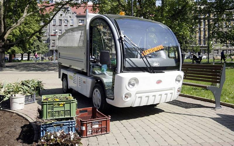 V Pardubicích vozí sazenice stromků, keřů, hlínu či zelený odpad už pár dní automobil na elektrický pohon.