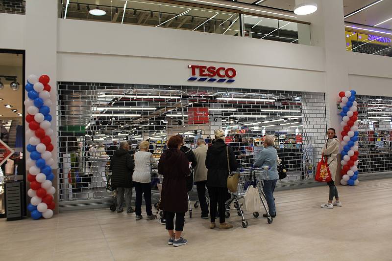 Tesco v Pardubicích bylo ve čtvrtek 15. září po rekonstrukci otevřeno.