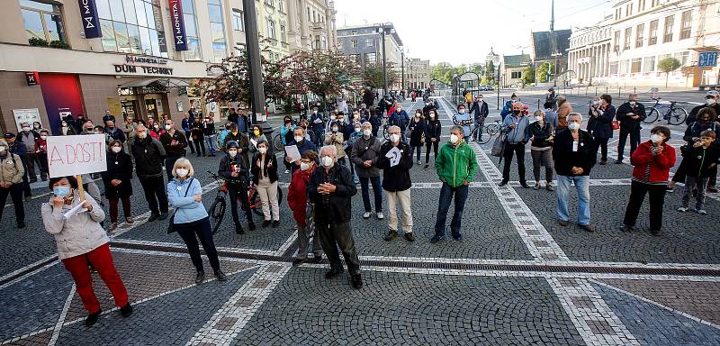 Čtvrteční demonstrace před Východočeským divadlem v Pardubicích