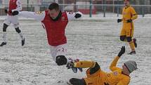 Přípravné utkání Fortuna národní ligy mezi FK Pardubice (ve červenobílém) a FK Dukla Praha U-21 (ve žlutém) na hřišti v Ohrazenicích v Pardubicích