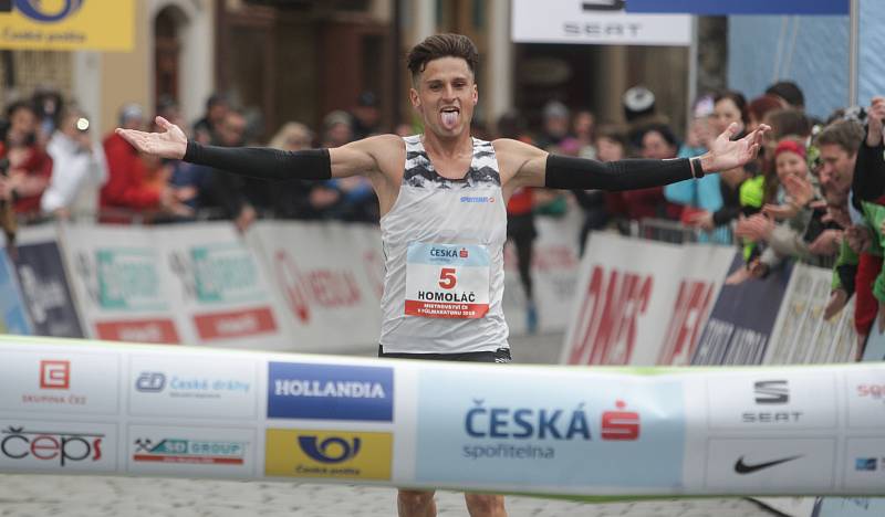 Vítězem Pardubického vinařského půlmaratónu a Mistrovství ČR mužů a žen v půlmaratonu 2019 v ulicích města Pardubic se stal Jiří Homoláč.