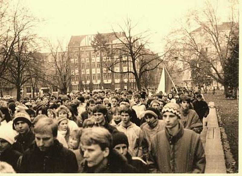 Sametová revoluce se odehrávala v Pardubicích zejména na školách a ve Východočeském divadle, před nímž se konaly pravidelné mítinky.