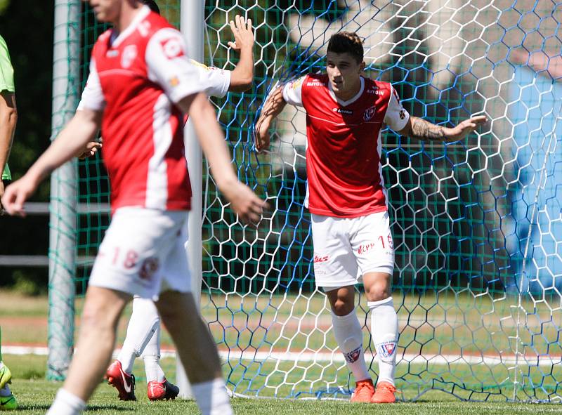 Přípravné fotbalové utkání mezi FK Pardubice (v červenobílém) a FK Viktoria Žižkov (v zeleném) na hřišti v Přelouči.